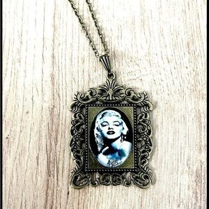 Marilyn Monroe Victorian Style Pendant Necklace, NWT